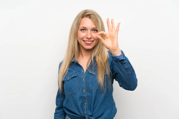Ung Blondine Kvinde Isoleret Hvid Væg Viser Tegn Med Fingre - Stock-foto