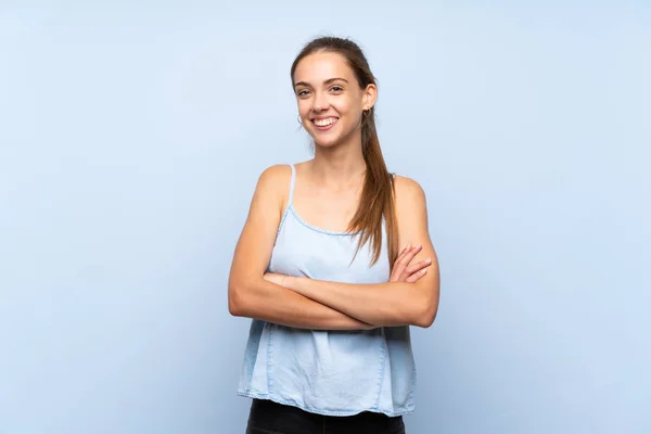 Giovane Donna Sfondo Blu Isolato Mantenendo Braccia Incrociate Posizione Frontale — Foto Stock