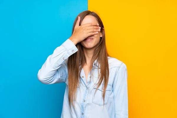 Renkli Arka Plan Üzerinde Genç Kadın Elleri Ile Gözleri Kaplayan — Stok fotoğraf