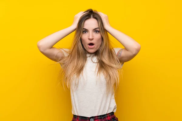Jovem Mulher Sobre Parede Amarela Isolada Com Expressão Facial Surpresa — Fotografia de Stock