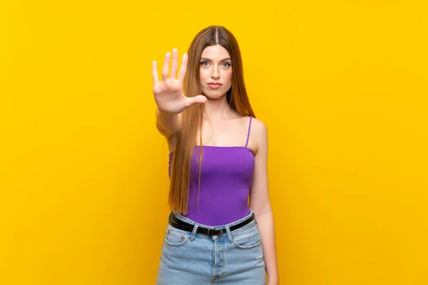 Junge Frau Über Isoliertem Gelben Hintergrund Macht Stop Geste — Stockfoto