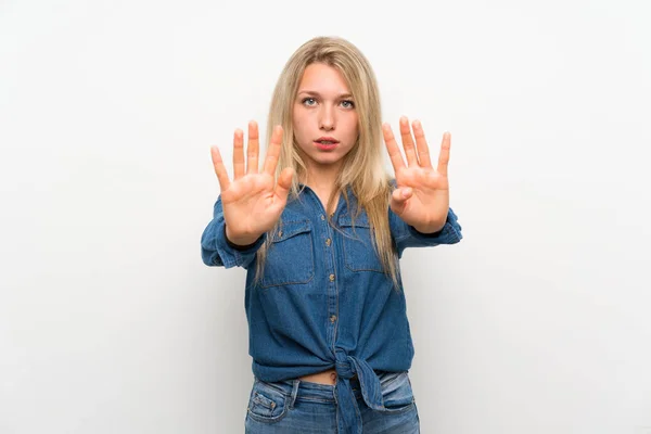 Ung Blondine Kvinde Isoleret Hvid Væg Gør Stop Gestus Skuffet - Stock-foto