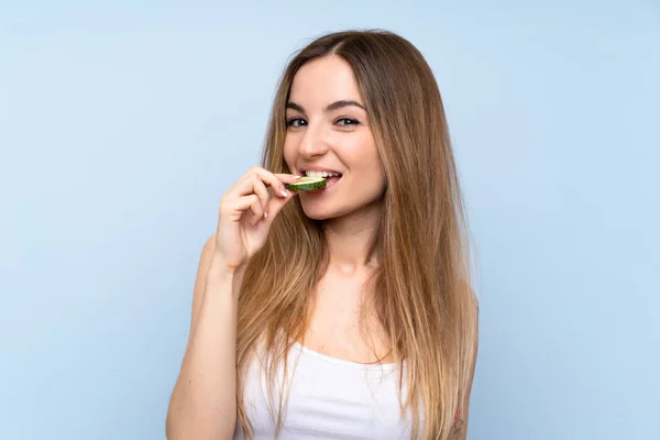 Mooie Jonge Vrouw Die Plakjes Komkommer Vasthoudt — Stockfoto