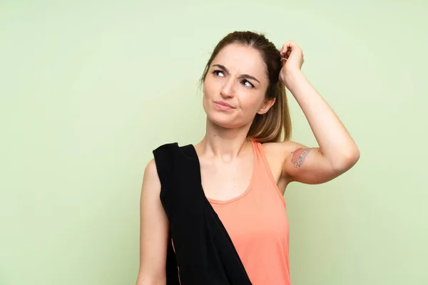 Joven Deportista Sobre Pared Verde Teniendo Dudas Con Expresión Cara —  Fotos de Stock