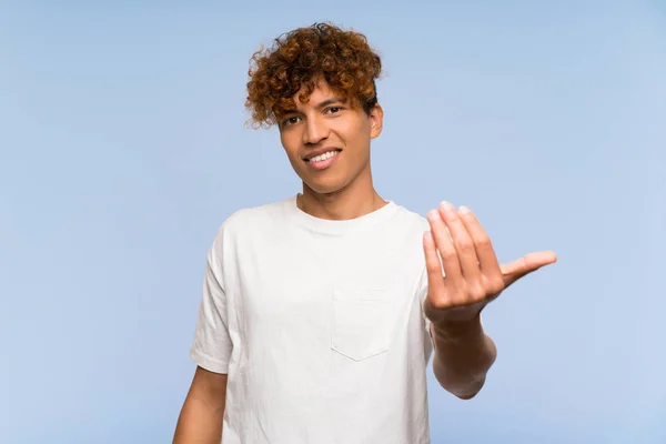 Jovem Afro Americano Com Camisa Branca Convidando Para Vir — Fotografia de Stock