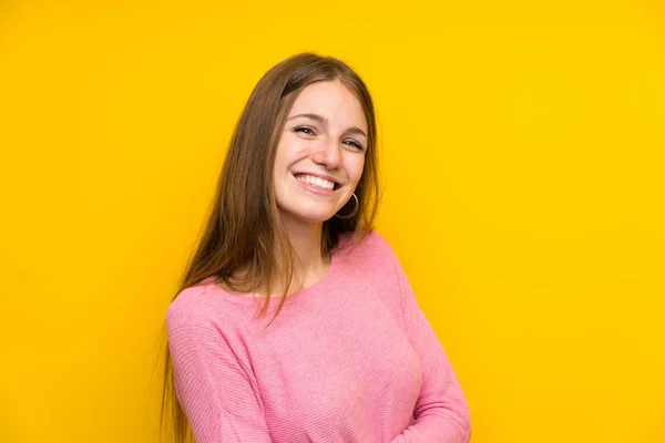 年轻女子与长发在孤立的黄色墙壁微笑 — 图库照片