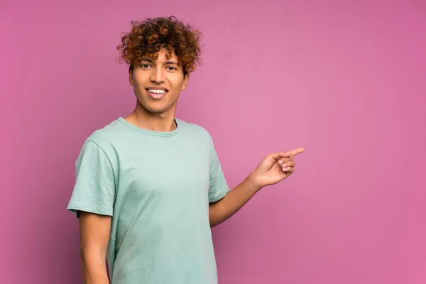 Jovem Homem Afro Americano Sobre Isolado Parede Roxa Apontando Dedo — Fotografia de Stock