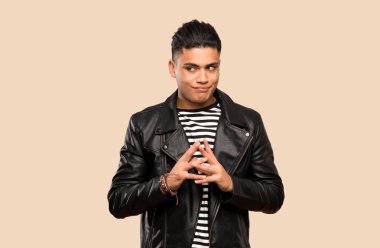 Genç adam izole arka plan üzerinde bir şey entrika