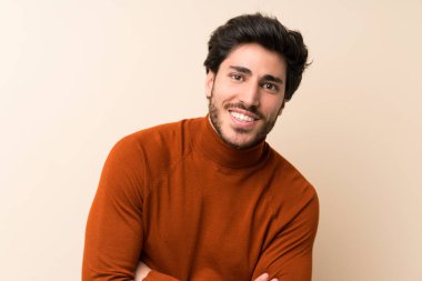 Izole duvar gülme üzerinde Yakışıklı