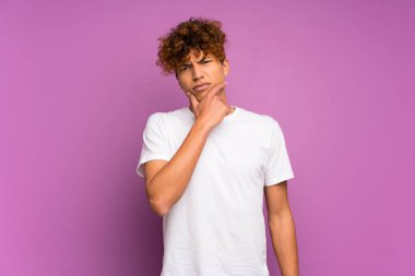 Izole mor duvar düşünme üzerinde Genç Afrikalı Amerikalı adam