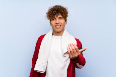 Genç spor afrikalı amerikalı adam gelmeye davet