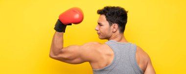 Boks eldiven ile izole arka plan üzerinde yakışıklı spor adam