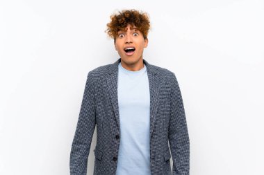 Sürpriz yüz ifadesi ile izole beyaz duvar üzerinde Moda afro-amerikan adam