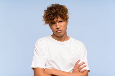 Beyaz gömlek üzgün genç afrikalı Amerikalı adam