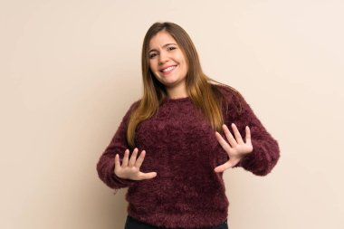 Genç kız stüdyo arka plan karşı gülümseyen