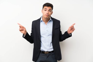 Izole beyaz duvar üzerinde yakışıklı adam şüpheleri olan laterals işaret