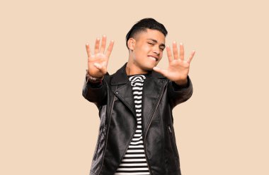 İzole arka plan üzerinde parmakları ile dokuz sayma genç adam