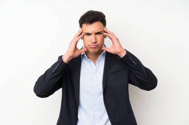 Izole beyaz duvar üzerinde Yakışıklı adam mutsuz ve bir şey ile sinirli. Negatif yüz ifadesi