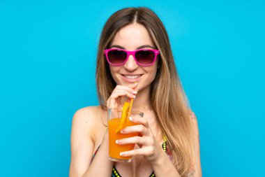 Yaz tatillerinde bikinili genç kadın