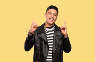 Genç adam izole arka plan üzerinde harika bir fikir işaret