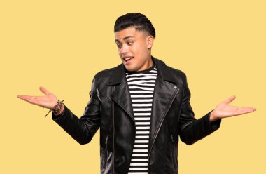 İzole arka plan üzerinde iki eliyle copyspace tutan genç adam