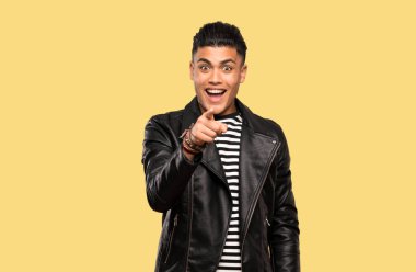 Genç adam şaşırttı ve izole arka plan üzerinde ön işaret