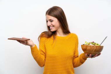 Salata ve chocolat ile uzun saçlı genç kadın