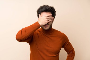 Gözleri elleriyle kaplayan izole duvar üzerinde yakışıklı. Bir şey görmek istemiyorum