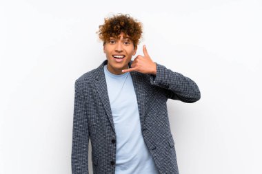Izole beyaz duvar üzerinde telefon jest yapma Moda afrikalı Amerikalı adam. Beni geri arayın işareti