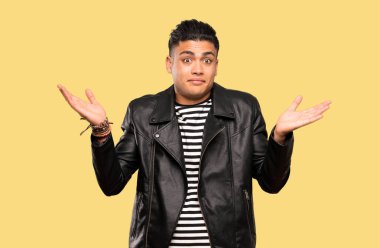 Genç adam izole arka plan üzerinde şüphe jest yapma