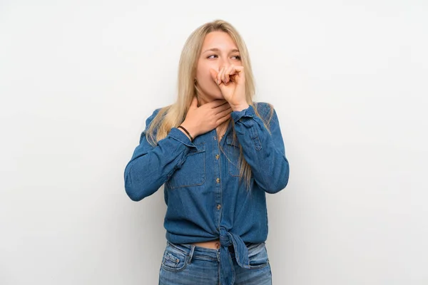 Ung Blond Kvinna Över Isolerad Vit Vägg Lider Med Hosta — Stockfoto