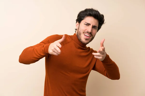 Bonito Sobre Parede Isolada Apontando Para Frente Sorrindo — Fotografia de Stock