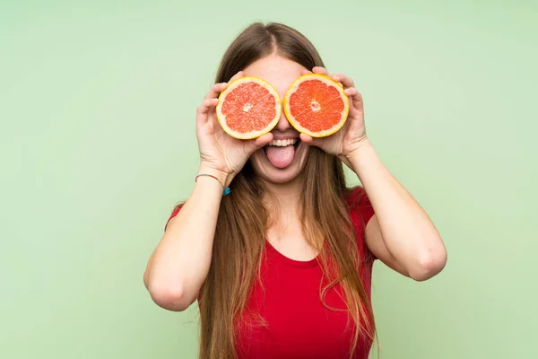 Junge Frau Mit Langen Haaren Trägt Grapefruitscheiben Als Brille — Stockfoto