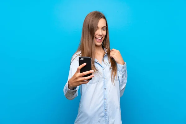 Zole Edilmiş Mavi Arka Planı Olan Genç Bir Kadın Selfie — Stok fotoğraf