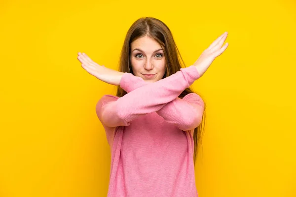 Jonge Vrouw Met Lang Haar Geïsoleerde Gele Muur Maken Geen — Stockfoto