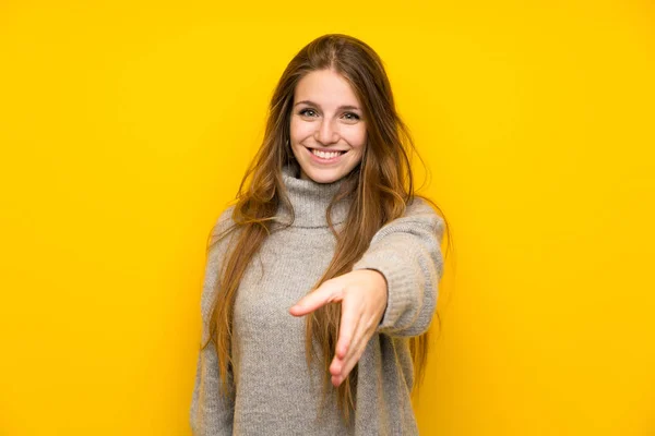 Young Woman Long Hair Yellow Background Handshaking Good Deal — Stock Photo, Image