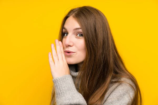 Mujer Joven Con Pelo Largo Sobre Fondo Amarillo Susurrando Algo — Foto de Stock