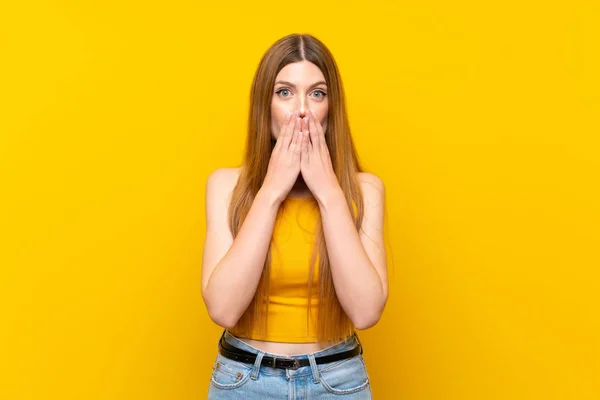 Jovem Mulher Sobre Fundo Amarelo Isolado Com Expressão Facial Surpresa — Fotografia de Stock