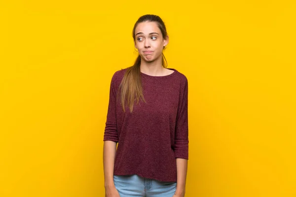 Junge Frau Über Isoliertem Gelben Hintergrund Macht Zweifel Geste Blick — Stockfoto