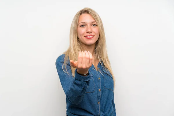 Ung Blond Kvinne Isolert Hvit Vegg Inviterer Til Komme Med – stockfoto