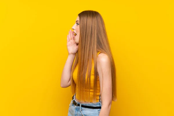 Jovem Mulher Sobre Isolado Fundo Amarelo Gritando Com Boca Bem — Fotografia de Stock