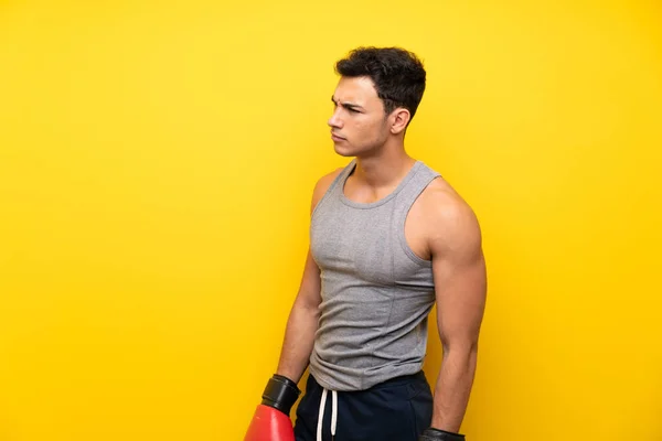 Bonito Homem Esporte Sobre Fundo Isolado Com Luvas Boxe — Fotografia de Stock