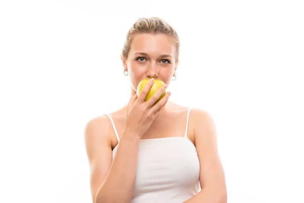 Junge blonde Frau über isolierten weißen Hintergrund mit einem Apfel — Stockfoto