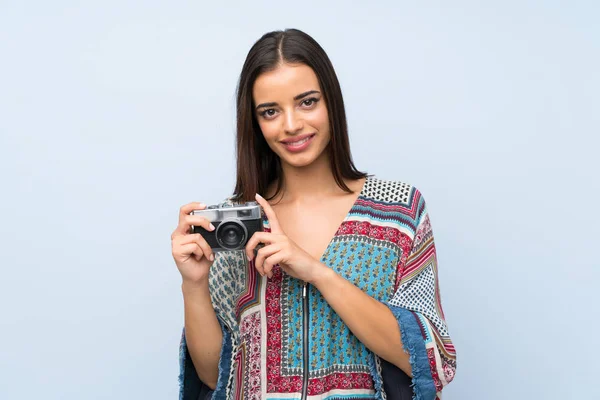 Giovane Donna Oltre Isolato Muro Blu Che Tiene Una Macchina — Foto Stock