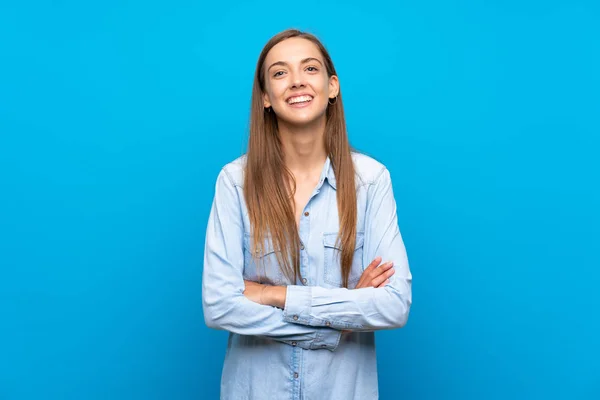 Giovane Donna Sfondo Blu Isolato Mantenendo Braccia Incrociate Posizione Frontale — Foto Stock