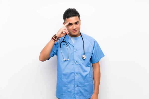 Mladý Chirurg Doktor Muž Nad Izolovanou Bílou Stěnou Salutující Rukou — Stock fotografie