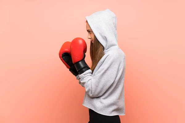 Junge Sportlerin Vor Isoliertem Rosa Hintergrund Mit Boxhandschuhen — Stockfoto