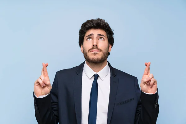 Empresario Sobre Aislada Pared Azul Con Los Dedos Cruzando Deseando — Foto de Stock