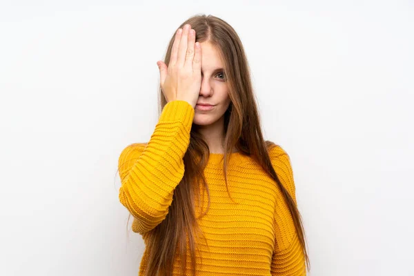 Jovem Mulher Com Amarelo Sobre Parede Branca Isolada Cobrindo Olho — Fotografia de Stock