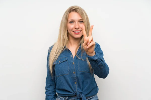 Mujer Rubia Joven Sobre Pared Blanca Aislada Sonriendo Mostrando Signo — Foto de Stock